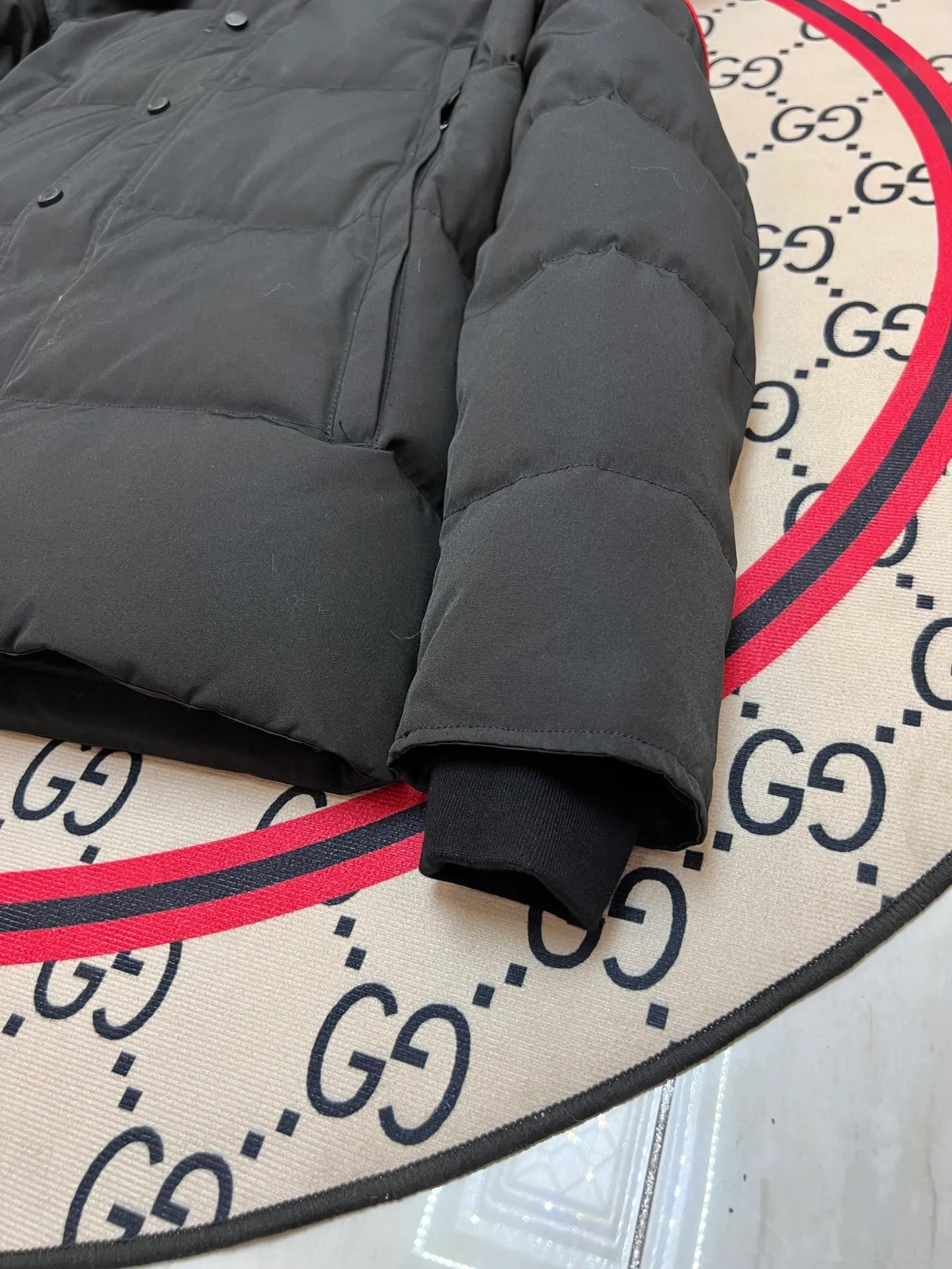 P800 Canada Goose Wyndham Parka has 29 styles for men and women. The hood and fur collar are detachable. My personal favorite is simple and elegant. It is clean and tidy. All Arctic and Antarctic scientific expedition teams choose Canada Goose as their cold wear. It is the Rolls-Royce of down jackets. ➖ Industry-leading anti-counterfeiting chip sensing. ➖ Imported Behringer embroidery machines and customized embroidery labels, the highest level and industry leading. ➖ Imported Korean 21-count polyester-cotton blended original fabric, TC85 waterproof coated fabric, water-repellent, windproof and wear-resistant. ➖ The new national standard 80 white duck down is filled with an average of 520 grams of down. The amount of down filled is industry-leading. ➖ 100% nylon lining with double double-layer sealing design to prevent velvet running, and seamless thread design on the cuffs! ➖ Western Canadian Green Wolf Collar. ➖ Yoshida YKK provides original factory-customized electroplated sliders. YKK two-way lockable zippers are tight and smooth and do not peel off paint. ➖ 3M composite Velcro is durable and the accessories and hardware are all custom-made. Note: Our copywriting is only simple and clear. Instead of bragging about the copywriting, it is better to compare and understand with samples. Only for the purest goose, the most dedicated, the most professional, the highest quality, the highest cost performance! SIZE:S-XXL [With size chart]